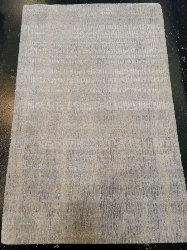 2' 01" x 3' 03" 	Hand Knotted Aurora Rug